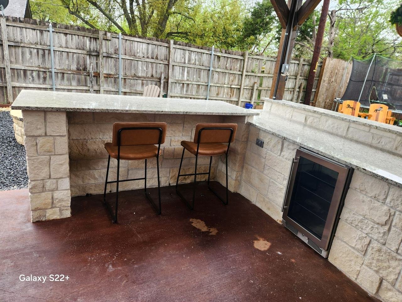 Outdoor kitchen bar with stone cladding in College Station, TX