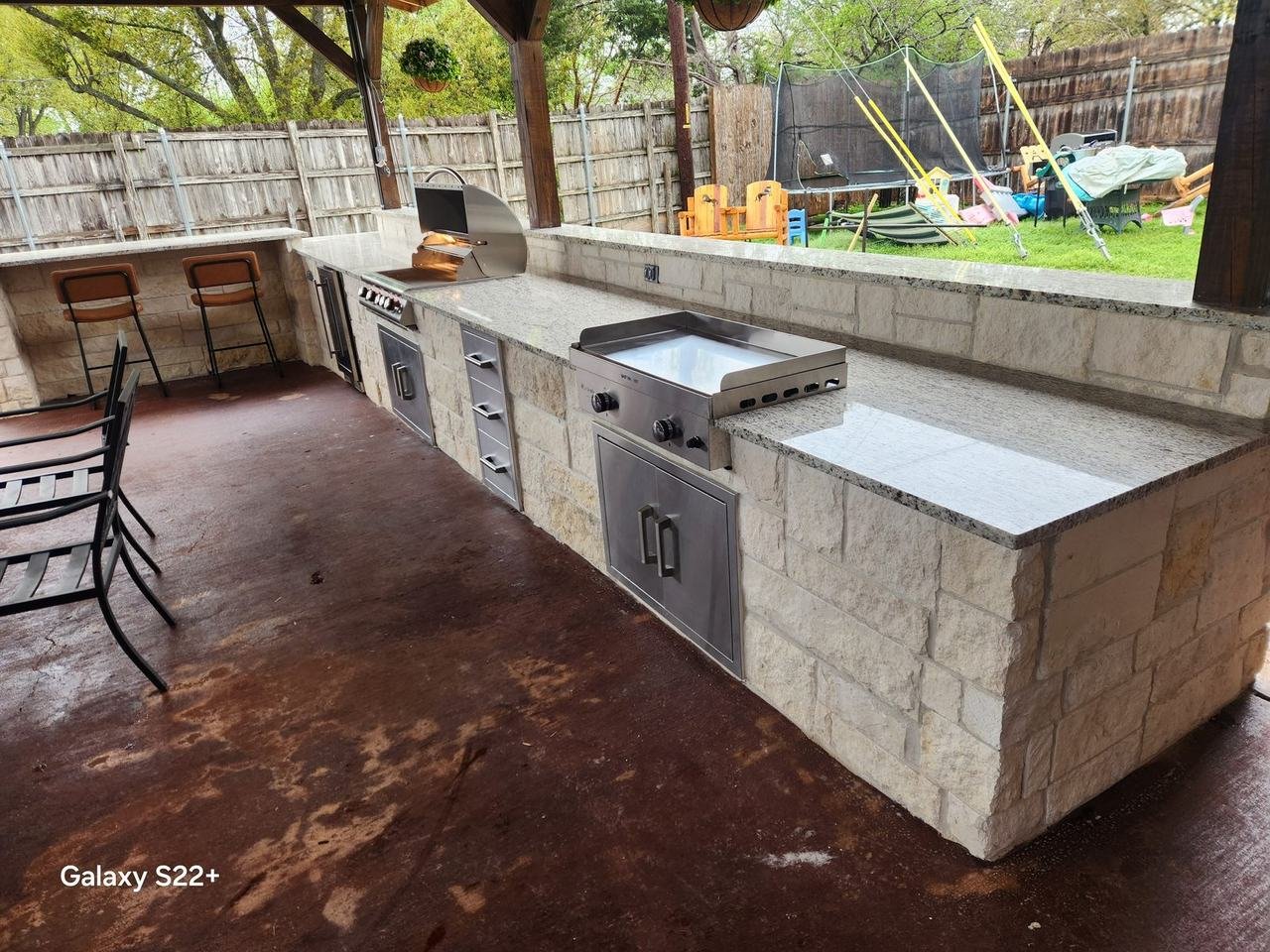 Outdoor kitchen counter with stone cladding in College Station, TX